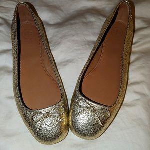 Tory Burch Laila flat in metallic crinkle gold US7